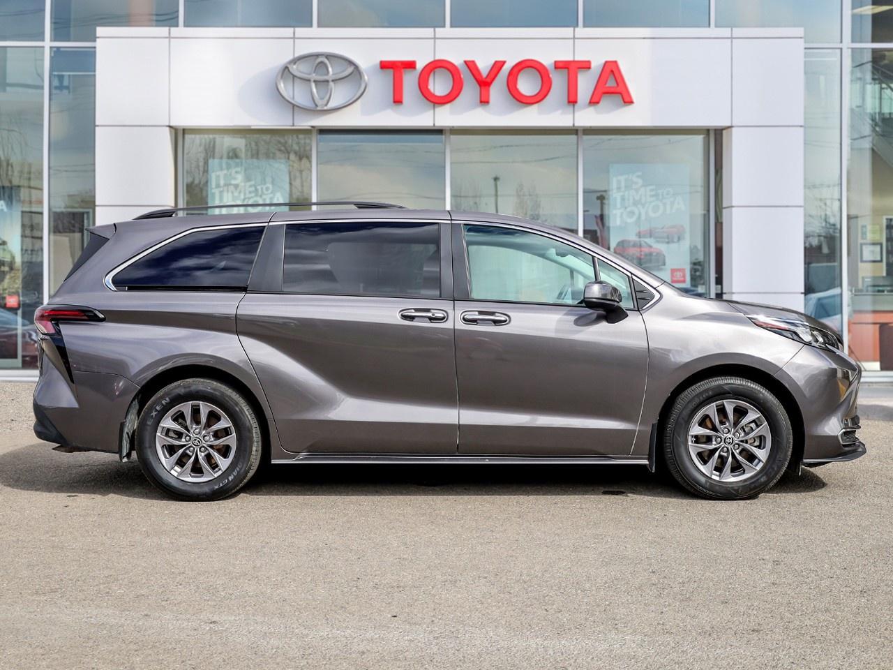 2024 Toyota Sienna XLE 8-Passenger Photo