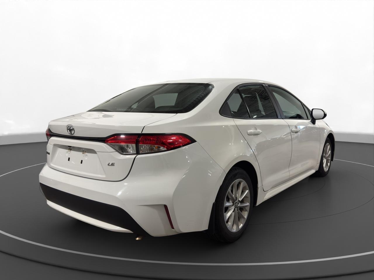 2022 Toyota Corolla LE Photo4