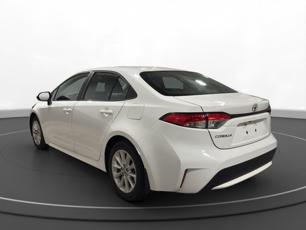 2022 Toyota Corolla LE Photo4