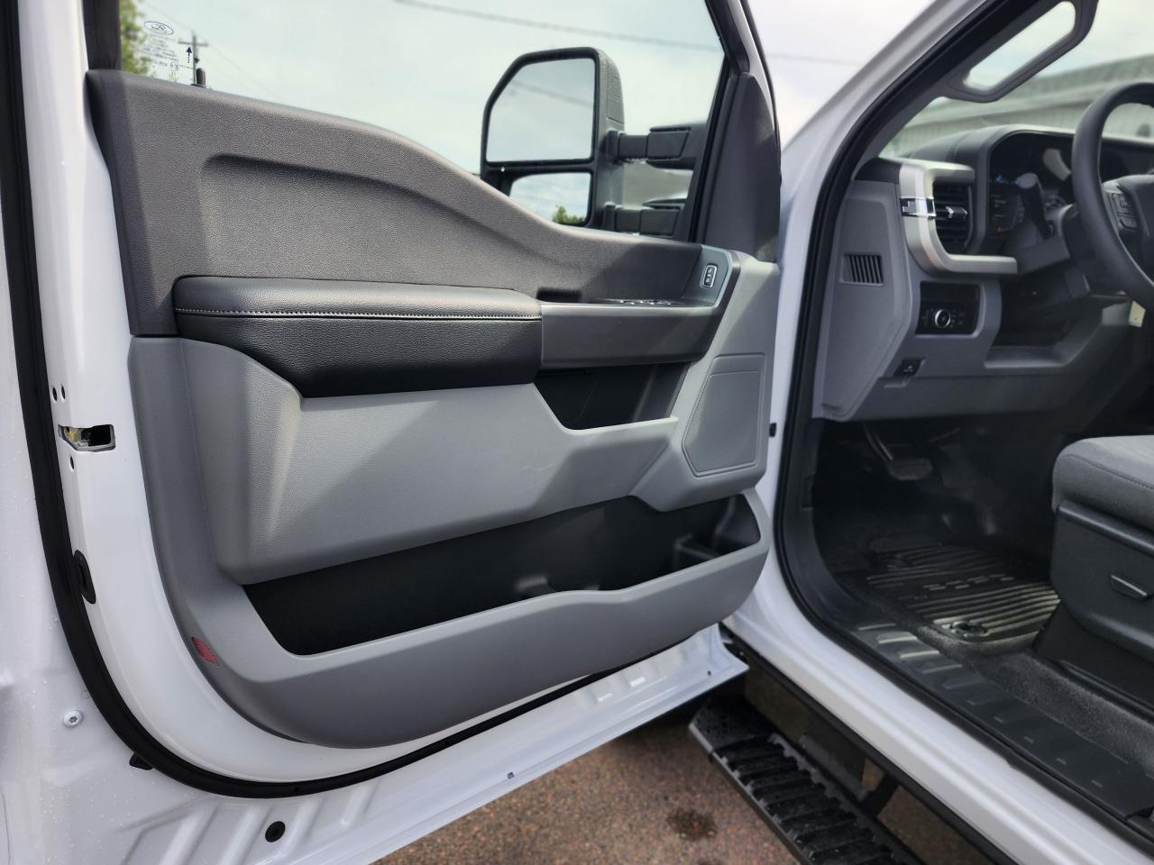 2026 Ford F-350 Super Duty SRW XLT 4WD CREW CAB 8' BOX Photo5