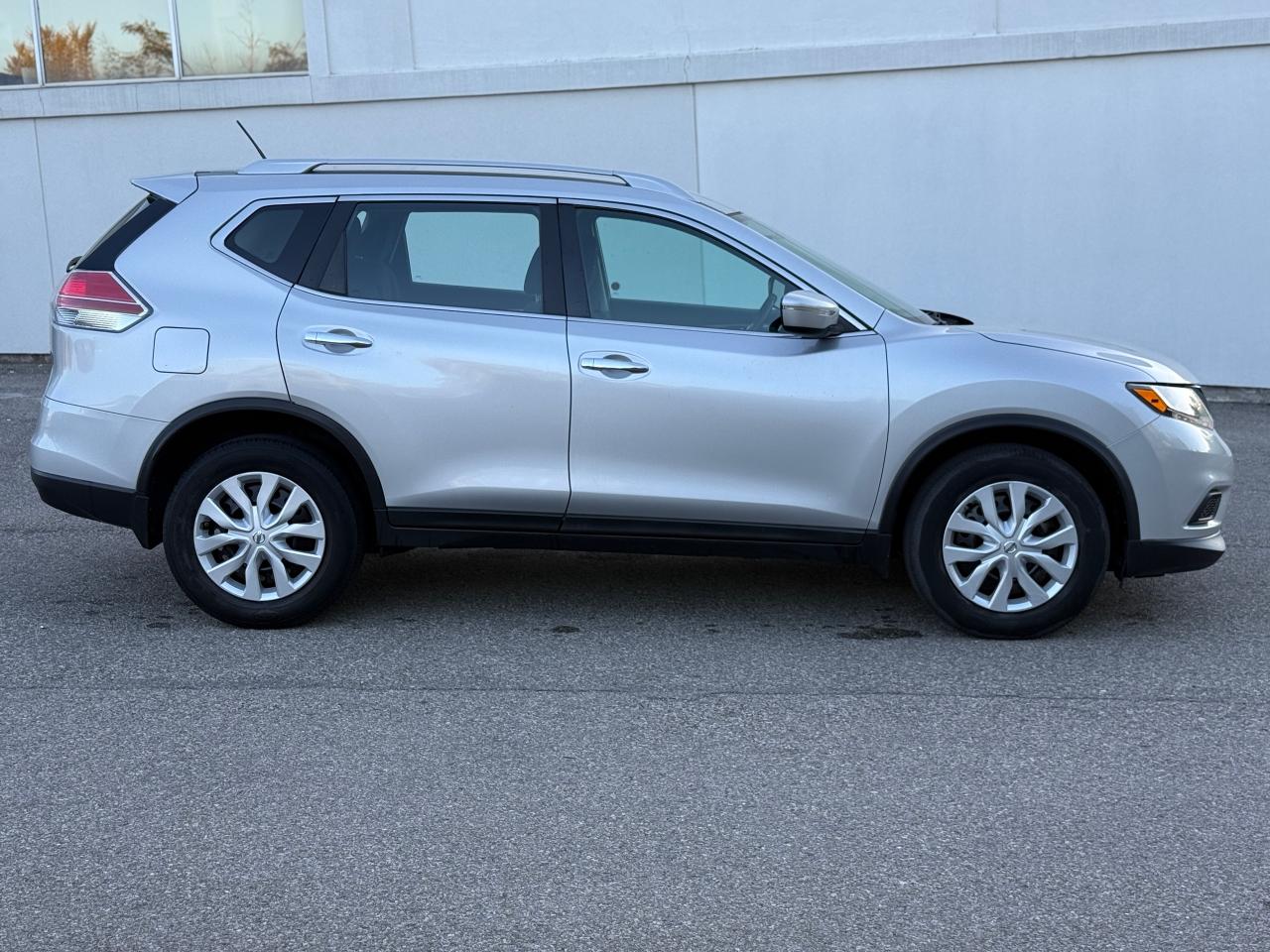 2015 Nissan Rogue SV - Photo #4