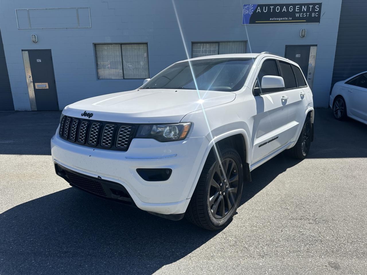 2019 Jeep Grand Cherokee ALTITUDE 4WD - Photo #2