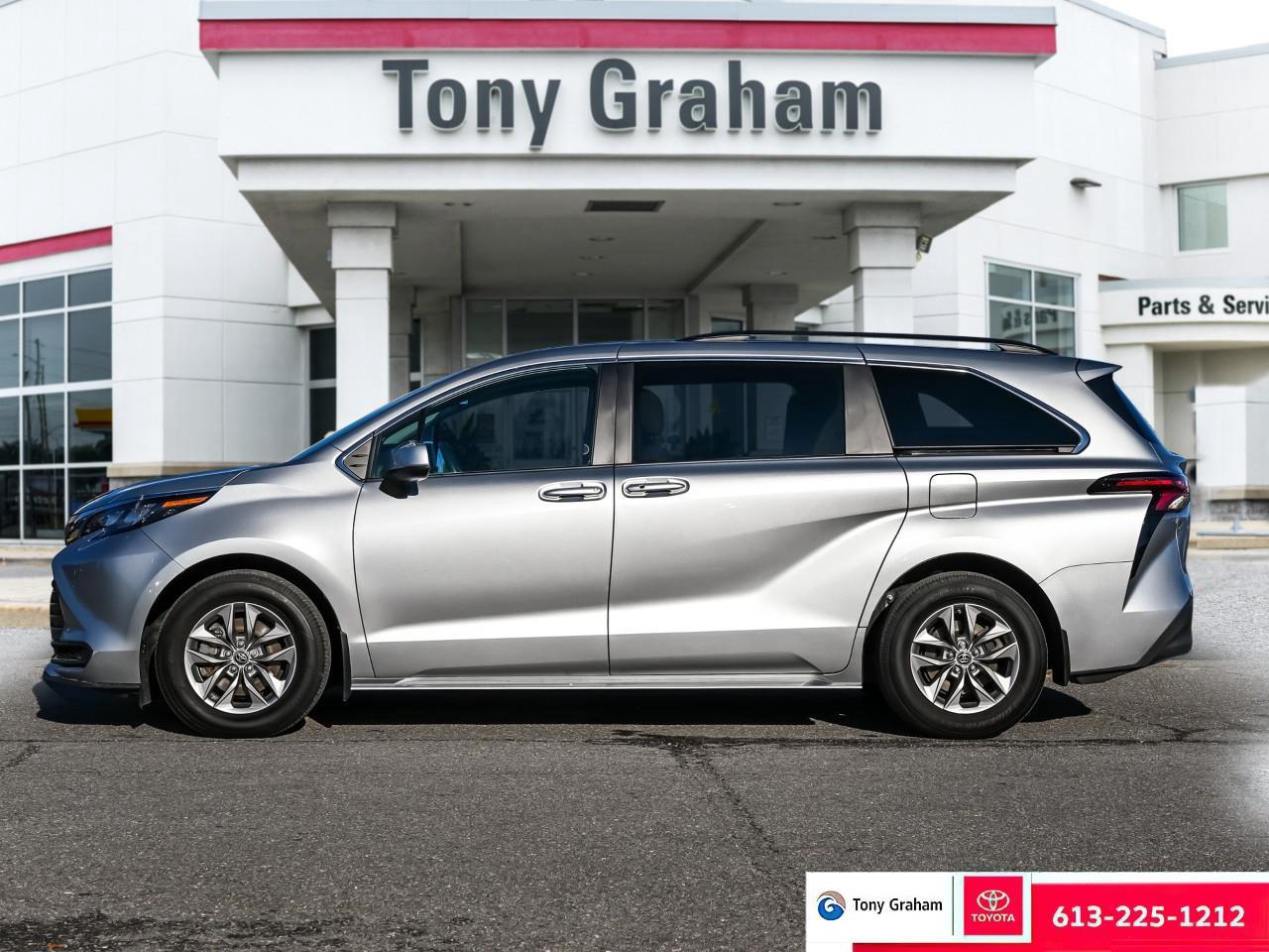 2024 Toyota Sienna LE 8-Passenger Photo