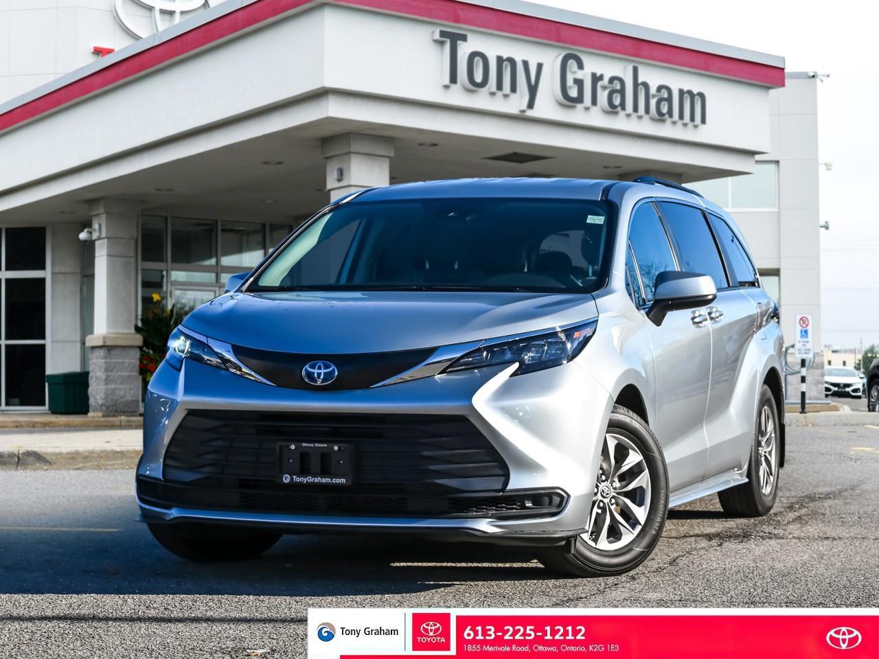 2024 Toyota Sienna LE 8-Passenger Photo0