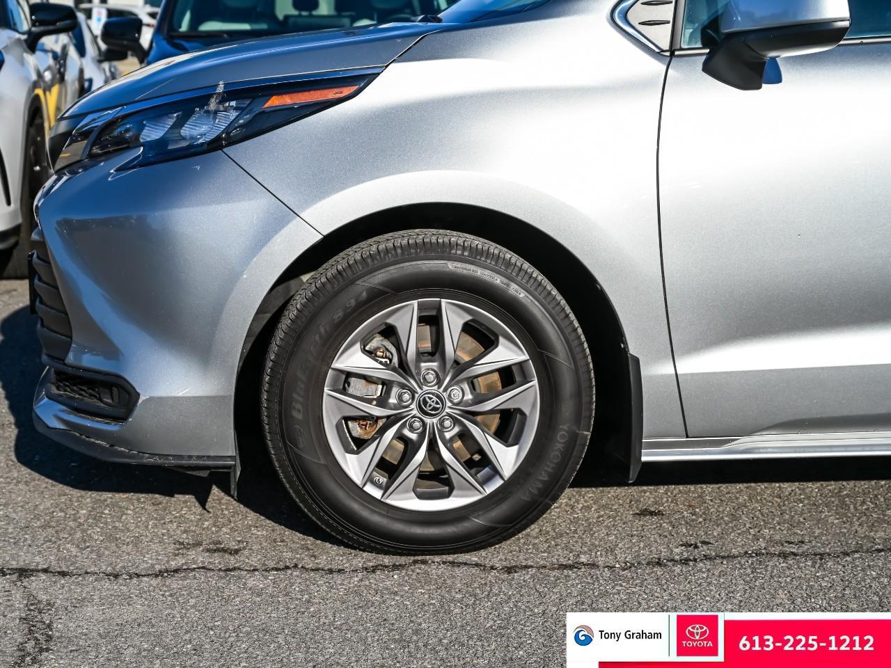 2024 Toyota Sienna LE 8-Passenger Photo