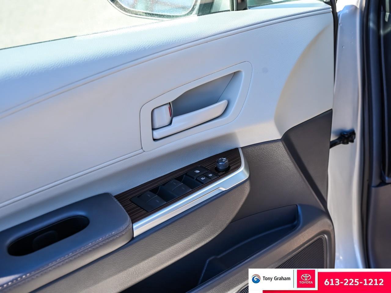 2024 Toyota Sienna LE 8-Passenger Photo