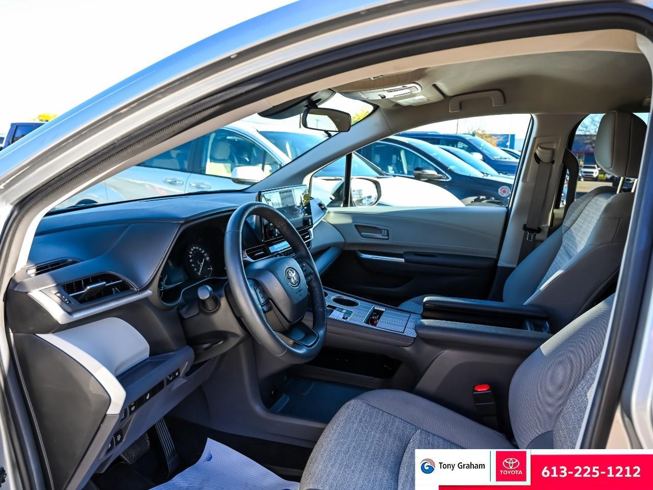 2024 Toyota Sienna LE 8-Passenger Photo