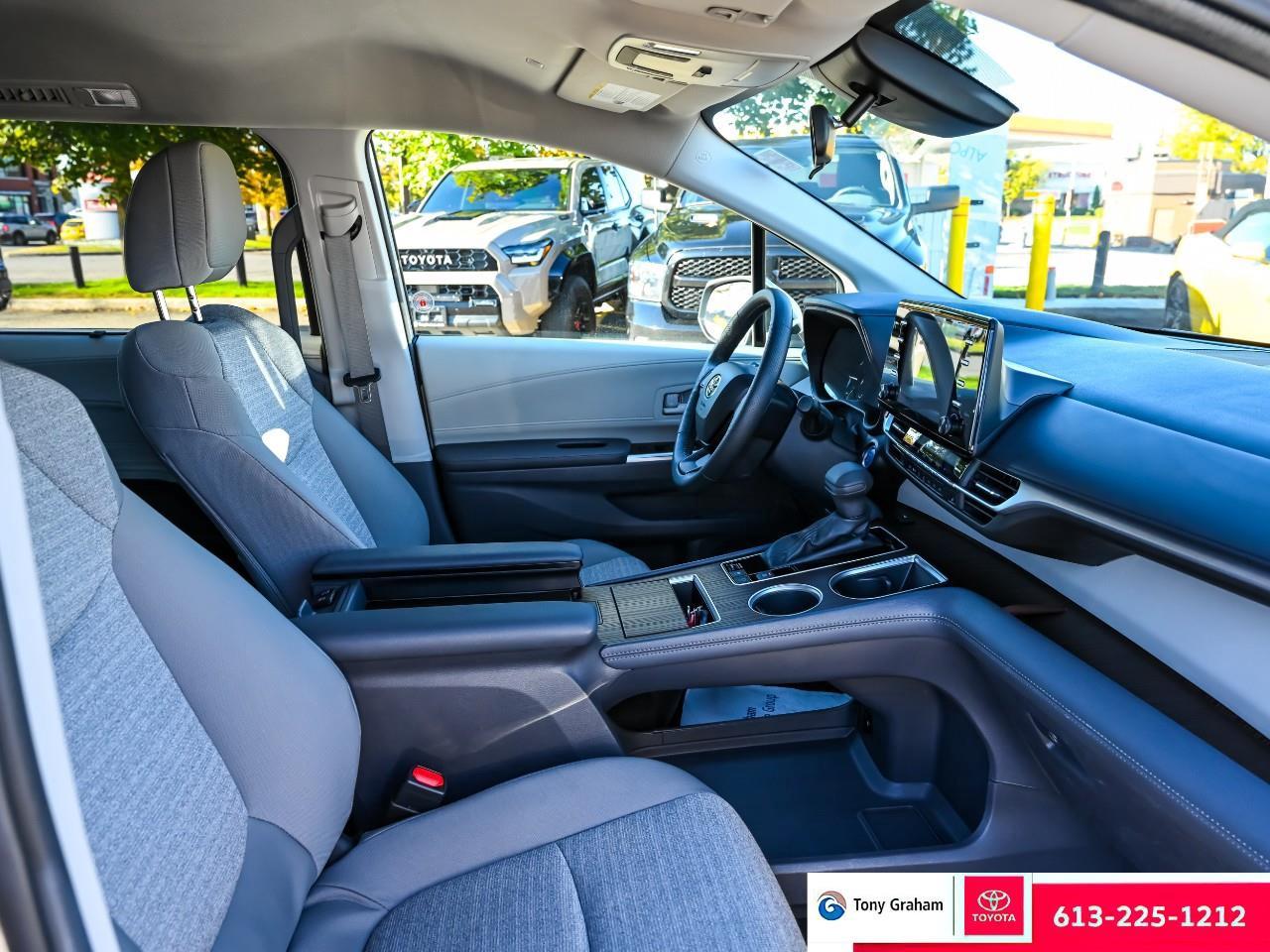 2024 Toyota Sienna LE 8-Passenger Photo