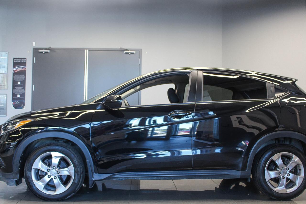 2022 Honda HR-V LX HEATED FRONT SEATS - REARVIEW CAMERA - CLOTH UPHOLSTERY - CLEAN CARFAX! Photo