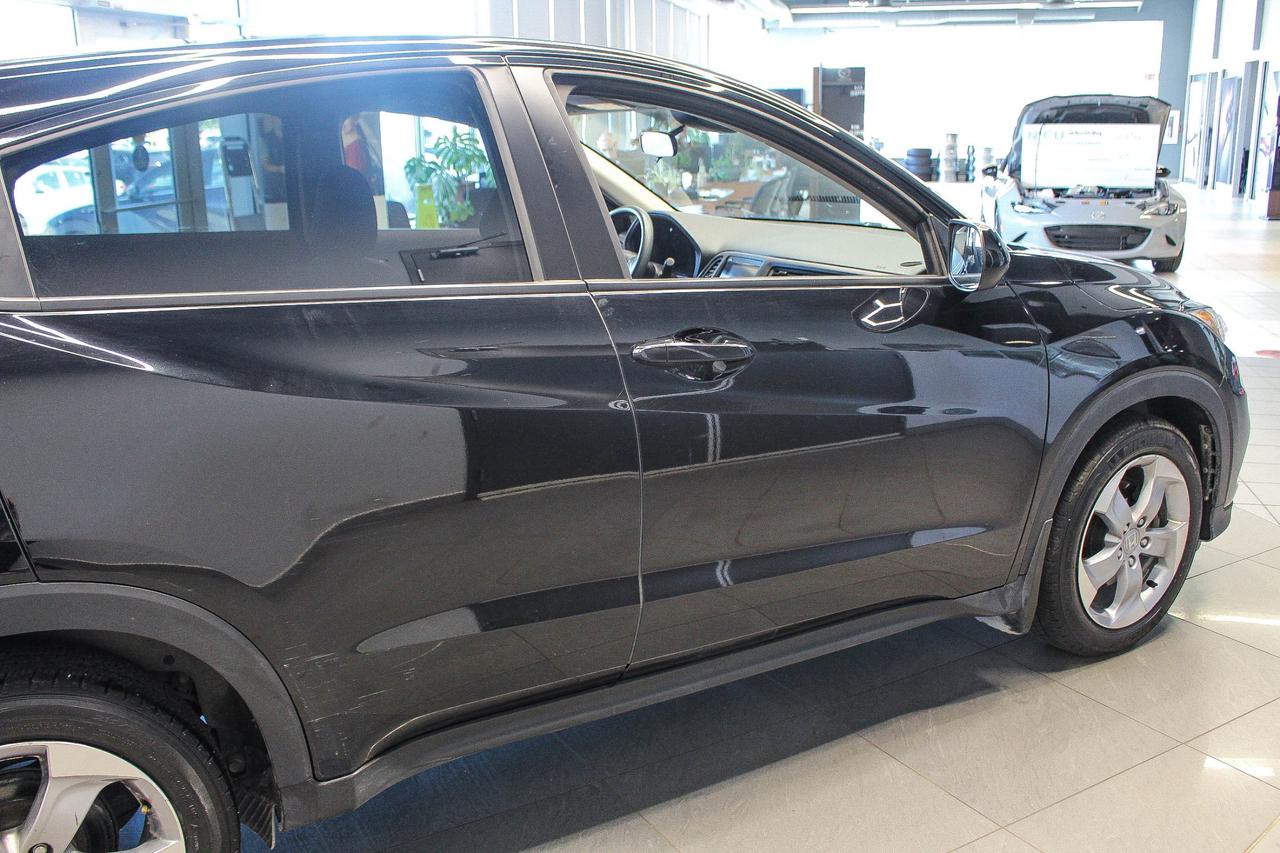 2022 Honda HR-V LX HEATED FRONT SEATS - REARVIEW CAMERA - CLOTH UPHOLSTERY - CLEAN CARFAX! Photo