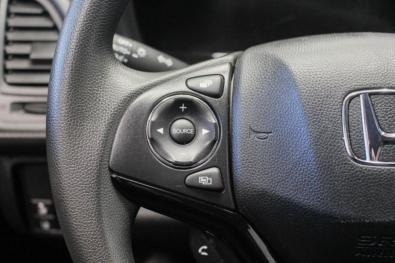 2022 Honda HR-V LX HEATED FRONT SEATS - REARVIEW CAMERA - CLOTH UPHOLSTERY - CLEAN CARFAX! Photo