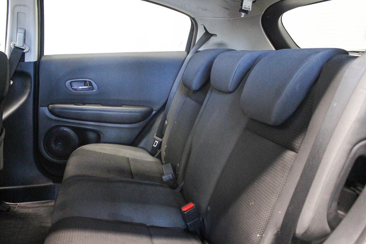 2022 Honda HR-V LX HEATED FRONT SEATS - REARVIEW CAMERA - CLOTH UPHOLSTERY - CLEAN CARFAX! Photo