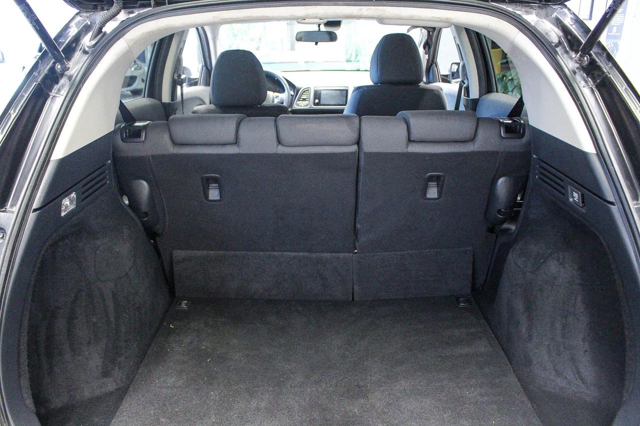 2022 Honda HR-V LX HEATED FRONT SEATS - REARVIEW CAMERA - CLOTH UPHOLSTERY - CLEAN CARFAX! Photo