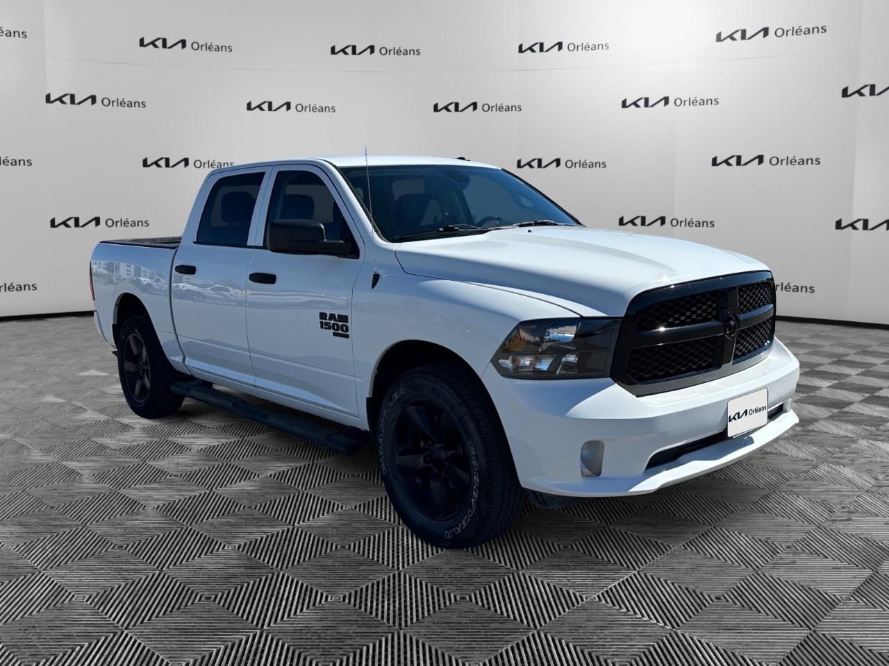 2022 RAM 1500 Classic EXPRESS 4X4 CREW CAB 5'7" BOX Photo2