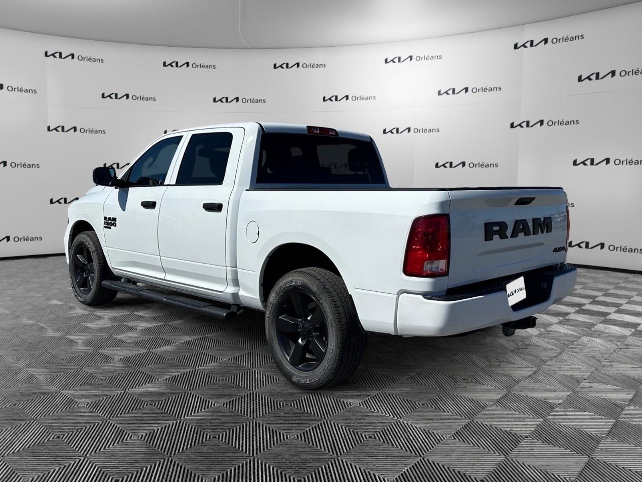 2022 RAM 1500 Classic EXPRESS 4X4 CREW CAB 5'7" BOX Photo4