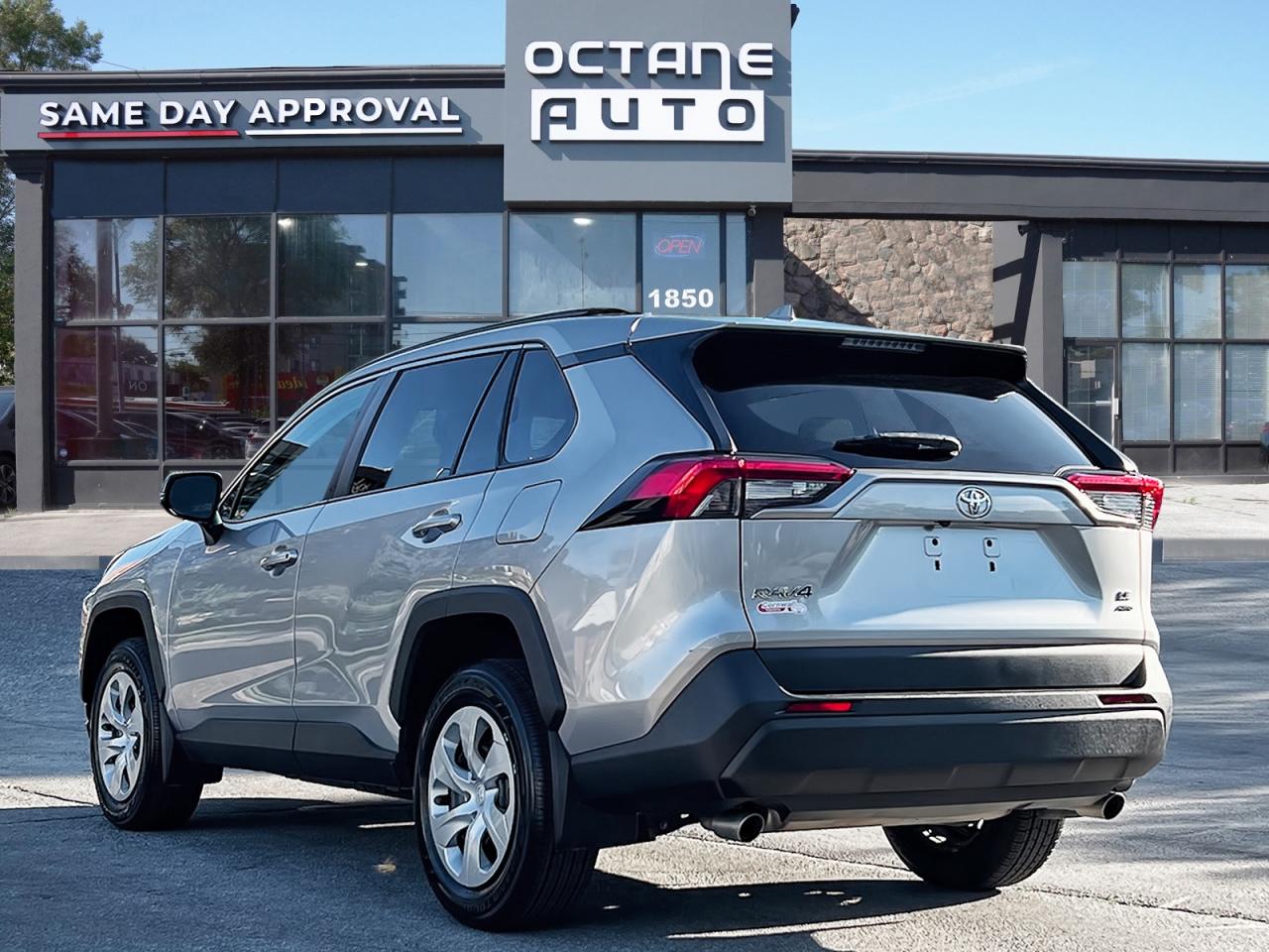 2020 Toyota RAV4 LE AWD Photo3