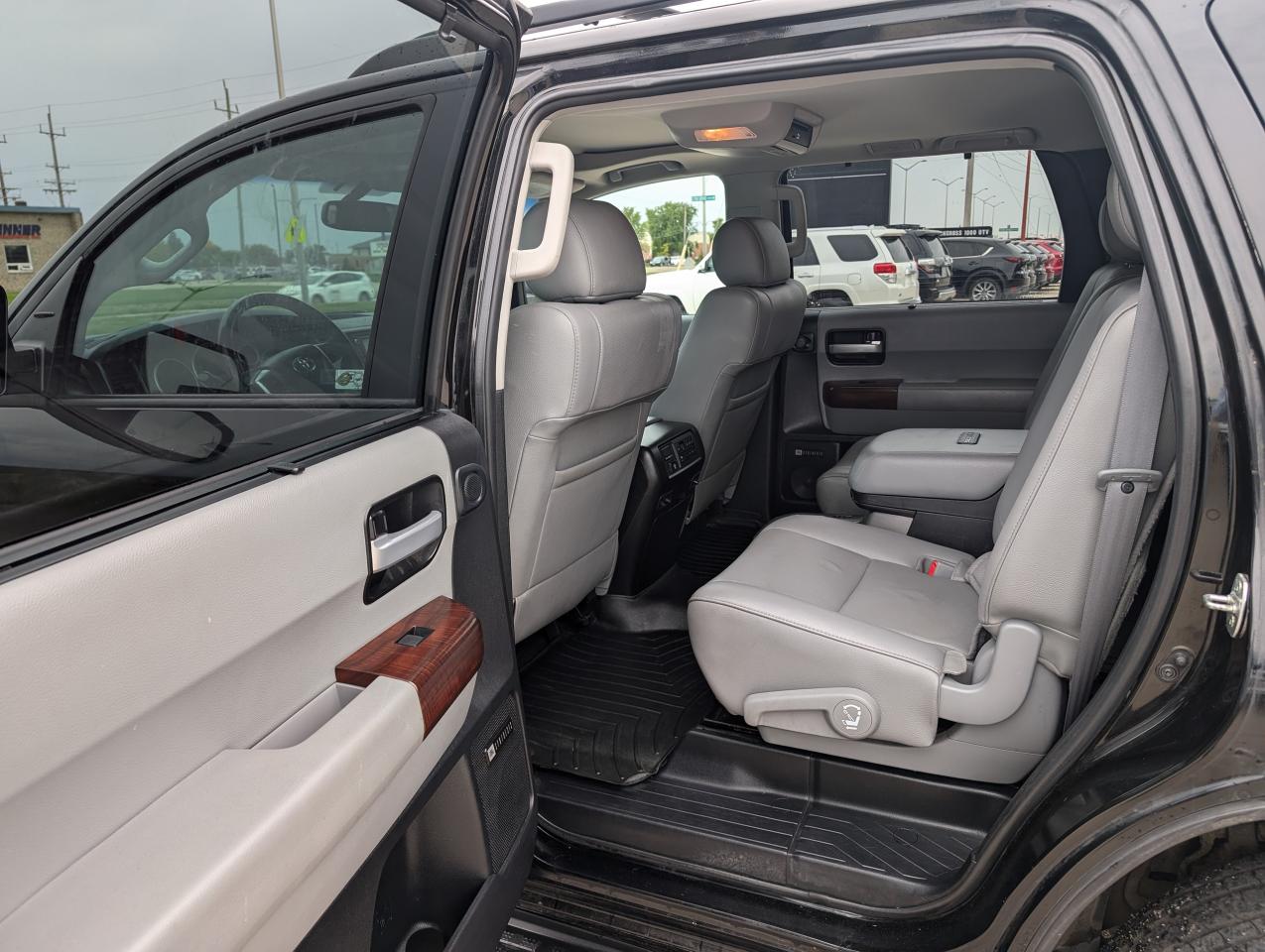 2017 Toyota Sequoia Platinum | COOLED SEATS | LOW KILOMETERS - Photo #11