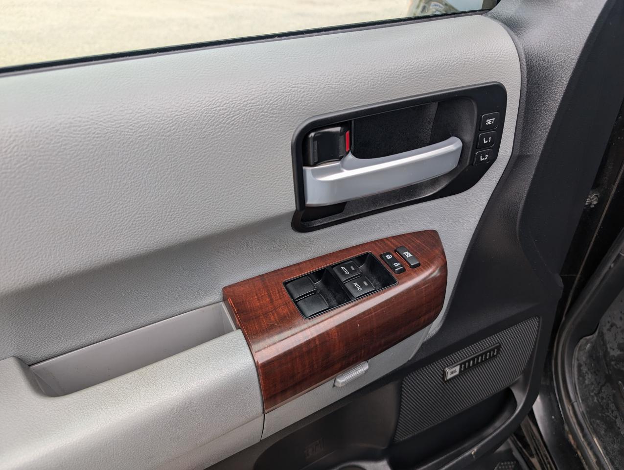 2017 Toyota Sequoia Platinum | COOLED SEATS | LOW KILOMETERS - Photo #9