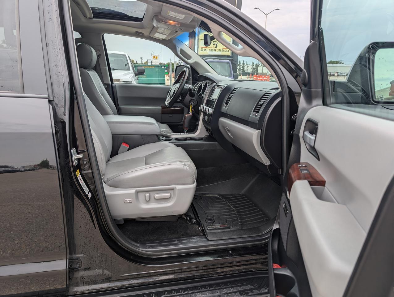 2017 Toyota Sequoia Platinum | COOLED SEATS | LOW KILOMETERS - Photo #20