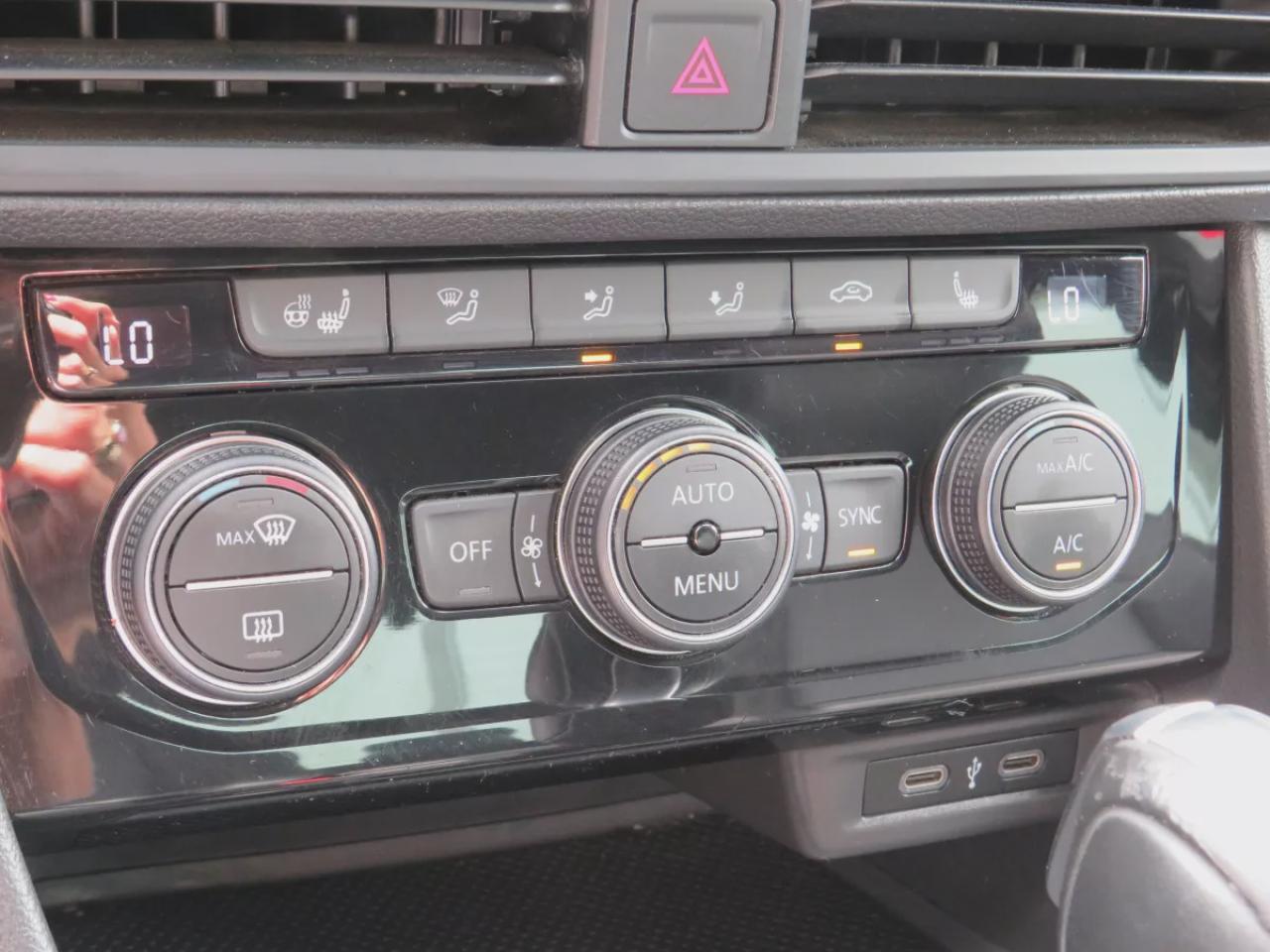 2021 Volkswagen Jetta Highline (**CLEAN TITLE/NO ACCIDENTS!!**SAFETY/CERTIFIED!!**ALLOY RIMS**FOG LIGHTS**LEATHER**NAVIGATION**SUNROOF**PUSH BUTTON START**HEATED SEATS/STEERING WHEEL**DUAL CLIMATE CONTROL**REVERSE CAMERA**DIGITAL TOUCHSCREEN**CRUISE CONTROL**BLUETOOTH**USB**) Photo