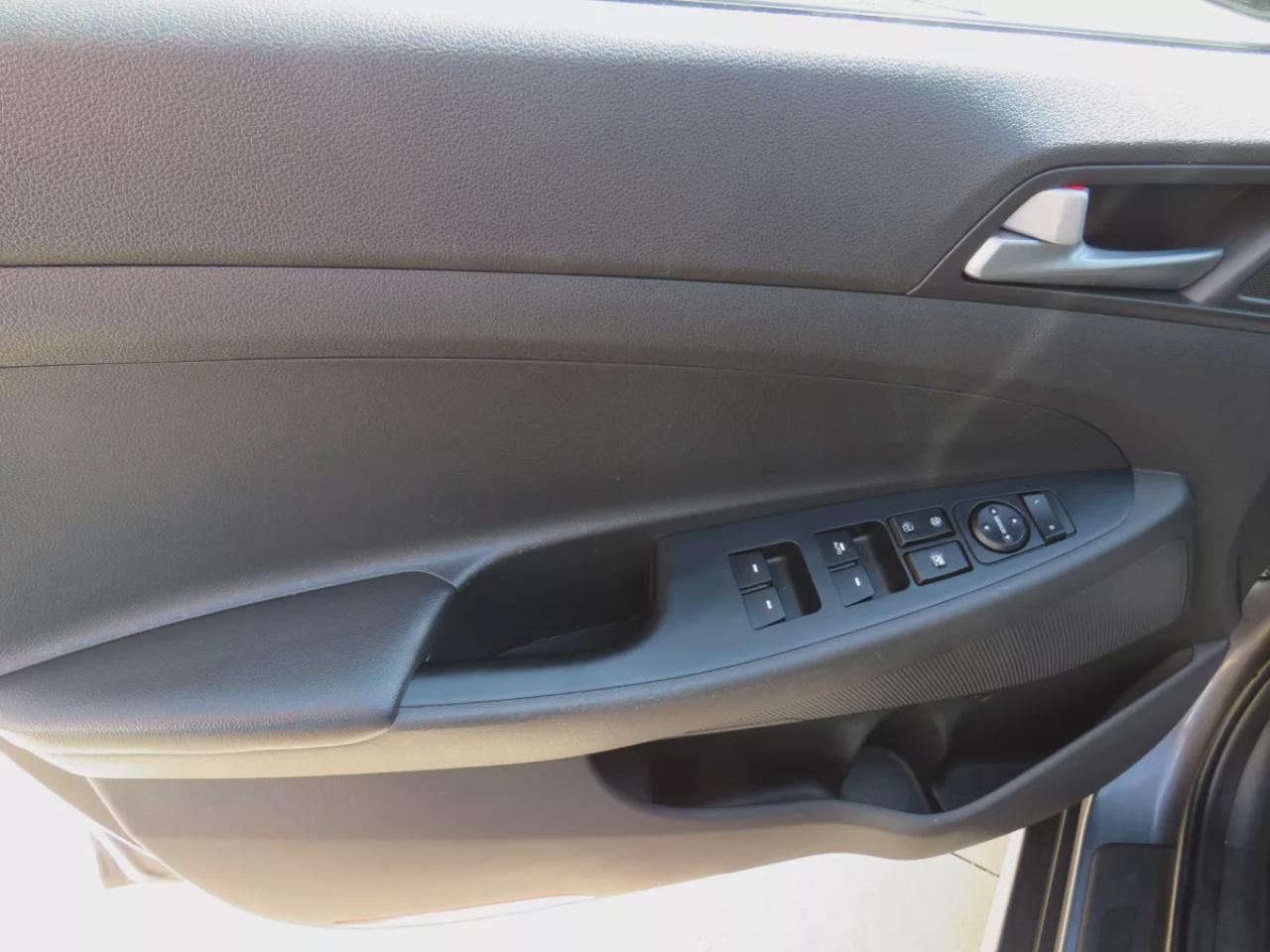 2017 Hyundai Tucson SE  (**SAFETY/CERTIFIED!!**AWD**ALLOY RIMS**LEATHER**POWER SEATS**PANORAMIC SUNROOF**HEATED STEERING WHEEL**BLIND SPOT MONITORING**FRONT AND REAR HEATED SEATS**USB**DIGITAL TOUCHSCREEN**BLUETOOTH**CRUISE CONTROL**) Photo