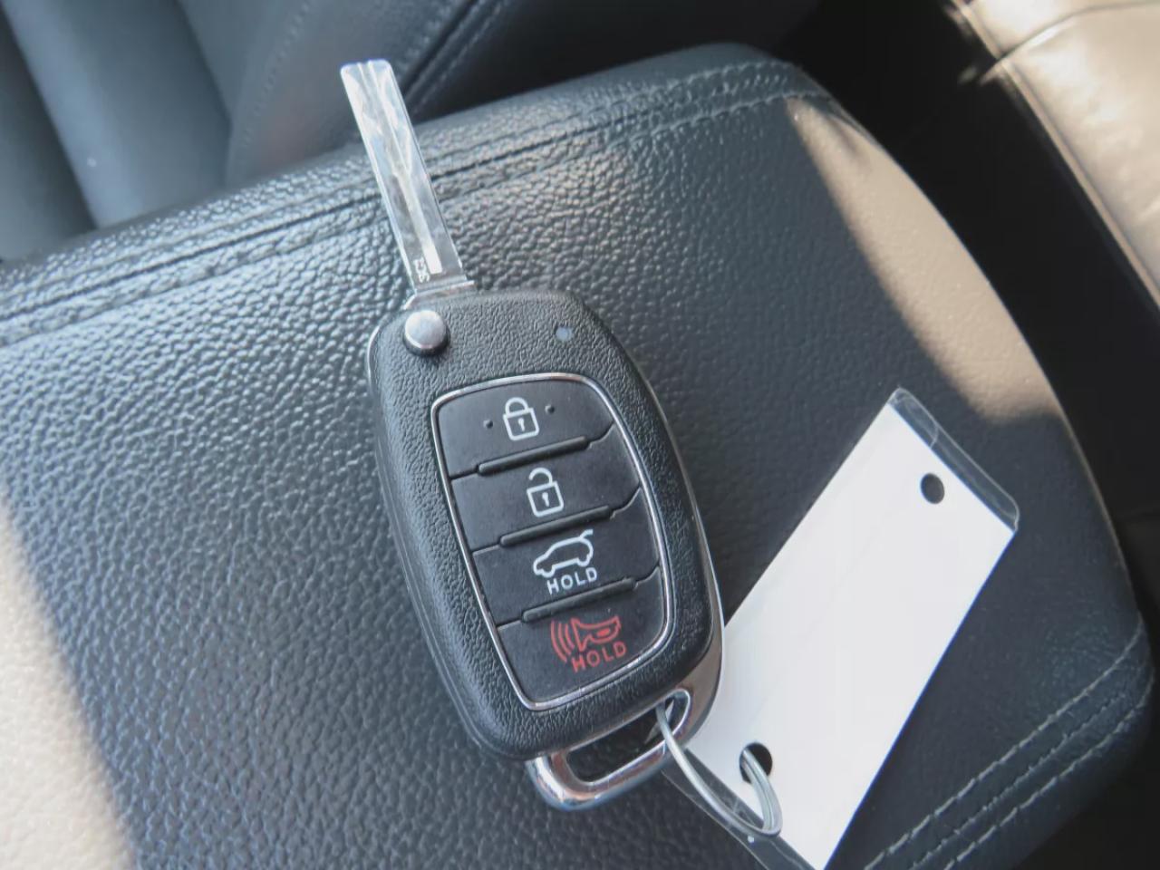 2017 Hyundai Tucson SE  (**SAFETY/CERTIFIED!!**AWD**ALLOY RIMS**LEATHER**POWER SEATS**PANORAMIC SUNROOF**HEATED STEERING WHEEL**BLIND SPOT MONITORING**FRONT AND REAR HEATED SEATS**USB**DIGITAL TOUCHSCREEN**BLUETOOTH**CRUISE CONTROL**) Photo