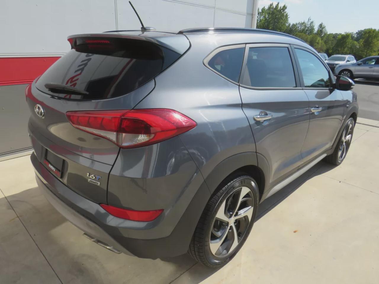 2017 Hyundai Tucson SE  (**SAFETY/CERTIFIED!!**AWD**ALLOY RIMS**LEATHER**POWER SEATS**PANORAMIC SUNROOF**HEATED STEERING WHEEL**BLIND SPOT MONITORING**FRONT AND REAR HEATED SEATS**USB**DIGITAL TOUCHSCREEN**BLUETOOTH**CRUISE CONTROL**) Photo