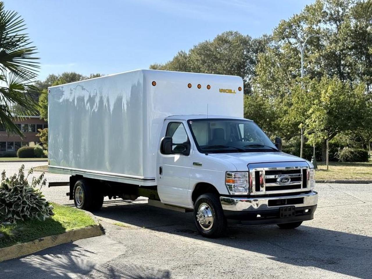 Used 2021 Ford Econoline E-450 16-Foot Cube Van Box Truck with Loading Ramp for sale in Burnaby, BC