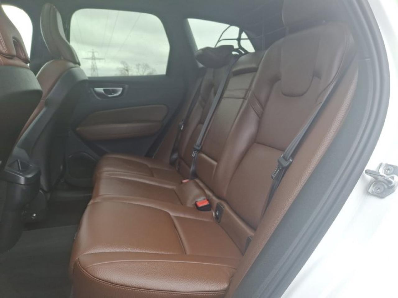 2021 Volvo XC60 Momentum AWD | Leather | Pano Sunroof | Heated Seats | Power Seat | Rear Cam | Bluetooth & More ! Photo