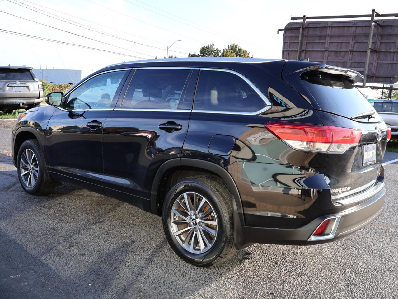 2017 Toyota Highlander XLE AWD CERTIFIED *TOYOTA MAINTAIN*7 SEATS* CAMERA NAV BLUETOOTH LEATHER HEATED SEATS SUNROOF CRUISE ALLOYS - Photo #4
