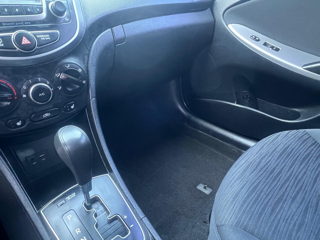 2015 Hyundai Accent SE-EXTRA CLEAN-HEATED SEATS-BLUTOOTH Photo