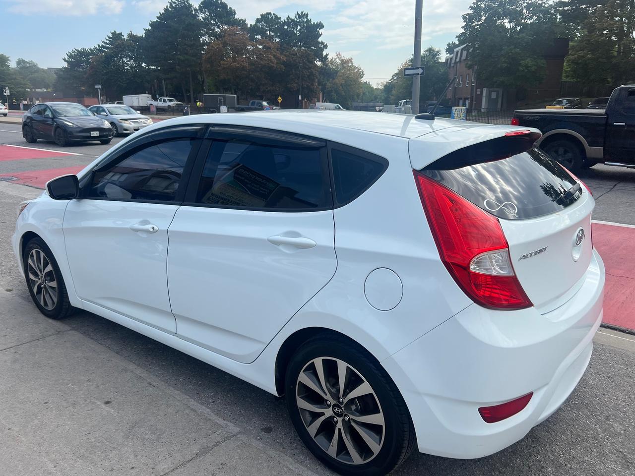 2015 Hyundai Accent SE-EXTRA CLEAN-HEATED SEATS-BLUTOOTH Photo
