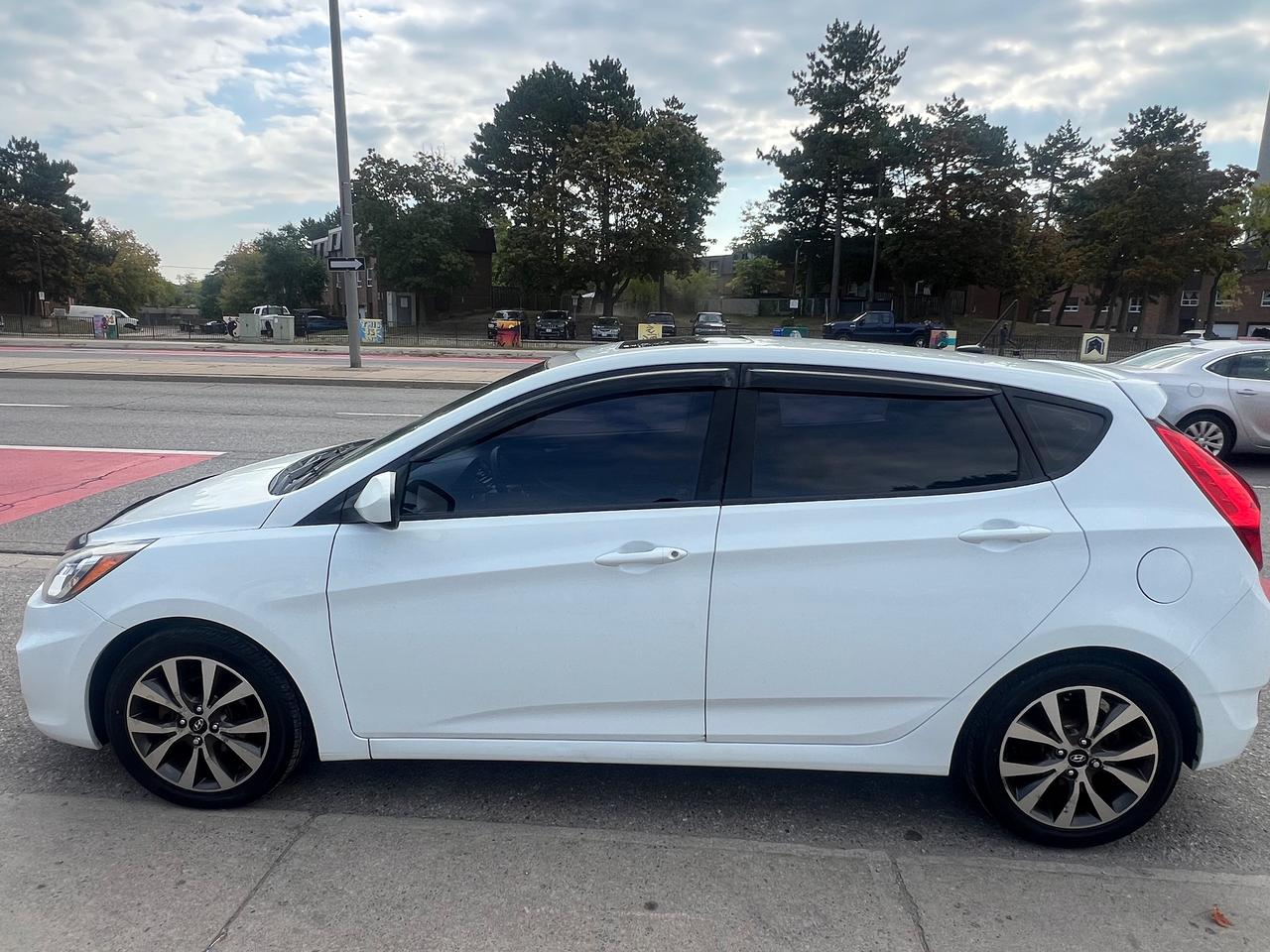 2015 Hyundai Accent SE-EXTRA CLEAN-HEATED SEATS-BLUTOOTH Photo