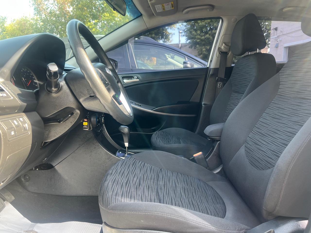2015 Hyundai Accent SE-EXTRA CLEAN-HEATED SEATS-BLUTOOTH Photo