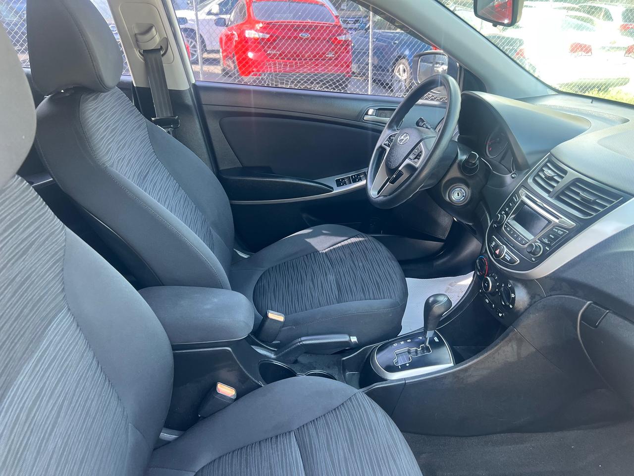 2015 Hyundai Accent SE-EXTRA CLEAN-HEATED SEATS-BLUTOOTH Photo