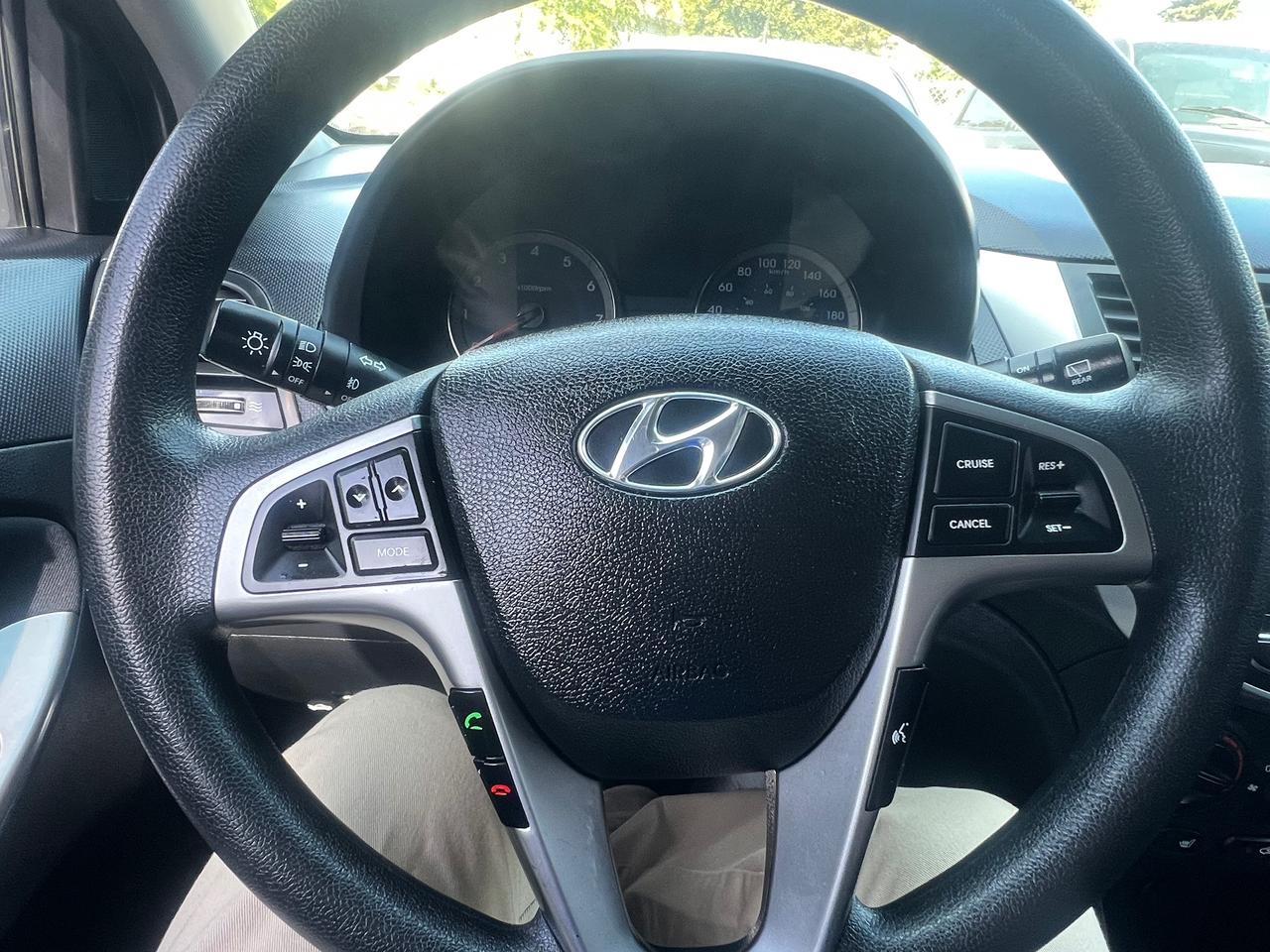 2015 Hyundai Accent SE-EXTRA CLEAN-HEATED SEATS-BLUTOOTH Photo