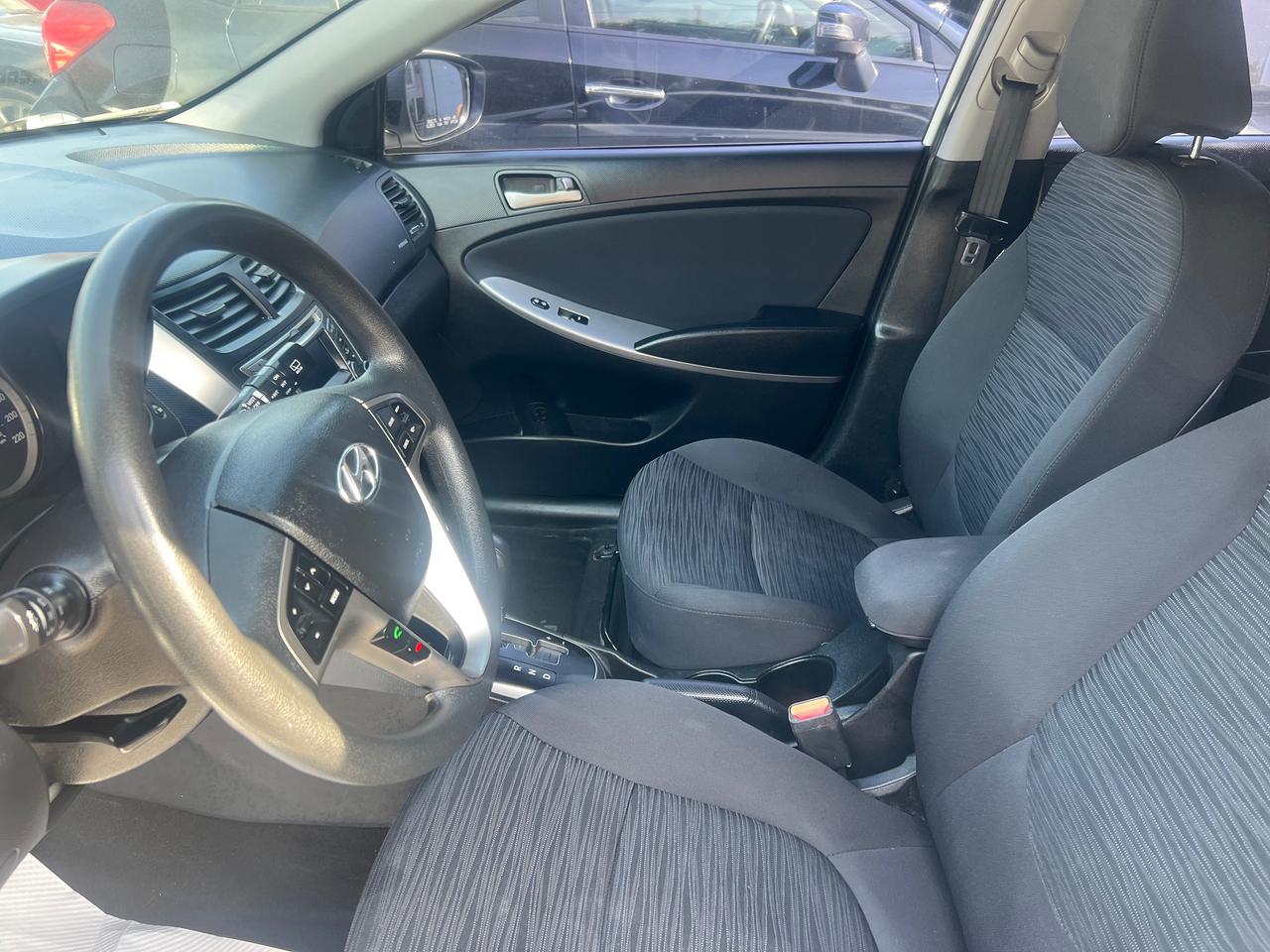 2015 Hyundai Accent SE-EXTRA CLEAN-HEATED SEATS-BLUTOOTH Photo