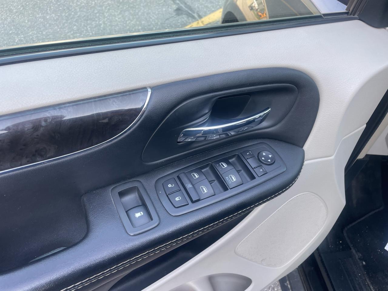 2015 Chrysler Town & Country TOURING - Photo #9