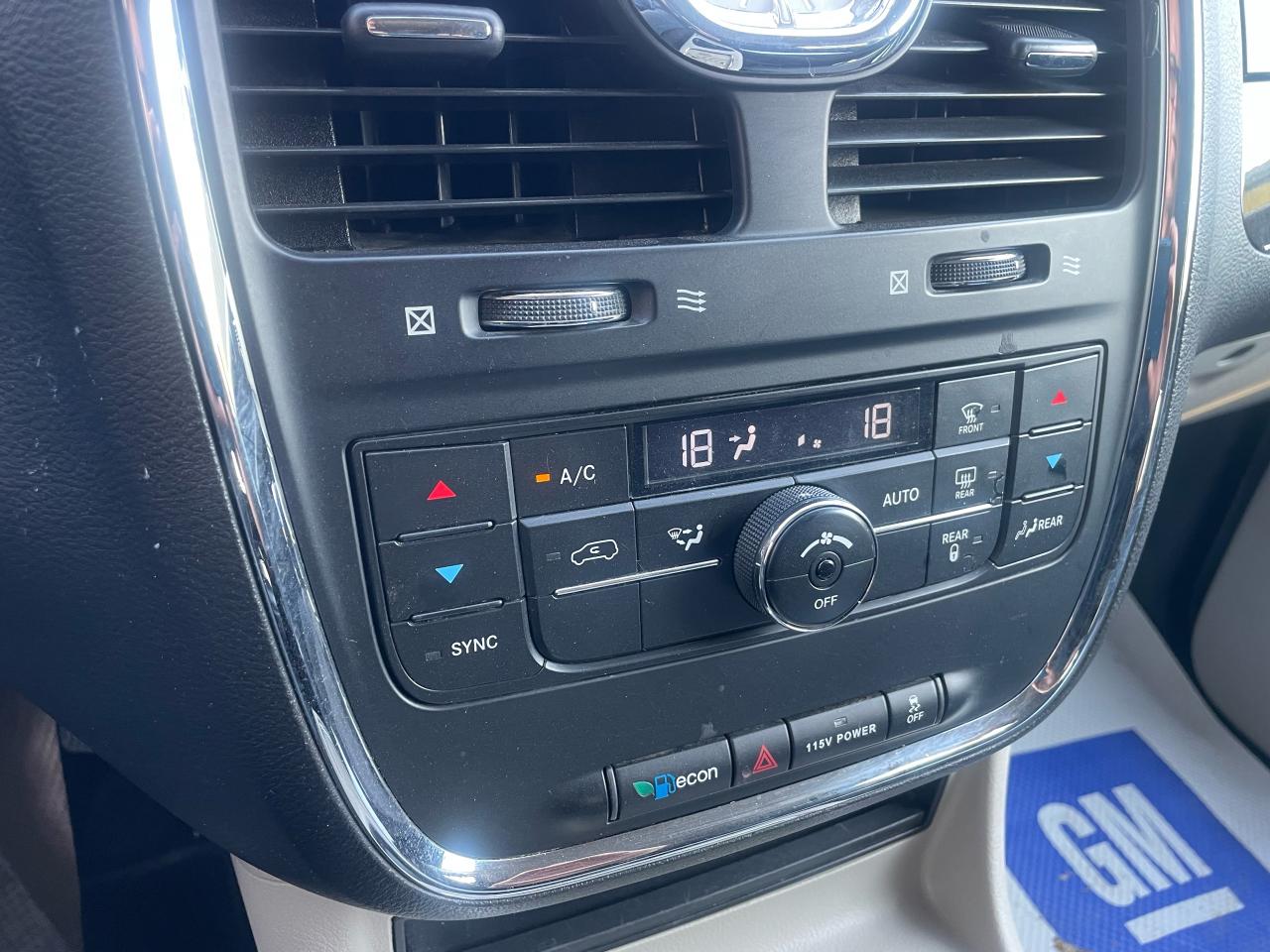 2015 Chrysler Town & Country TOURING - Photo #17