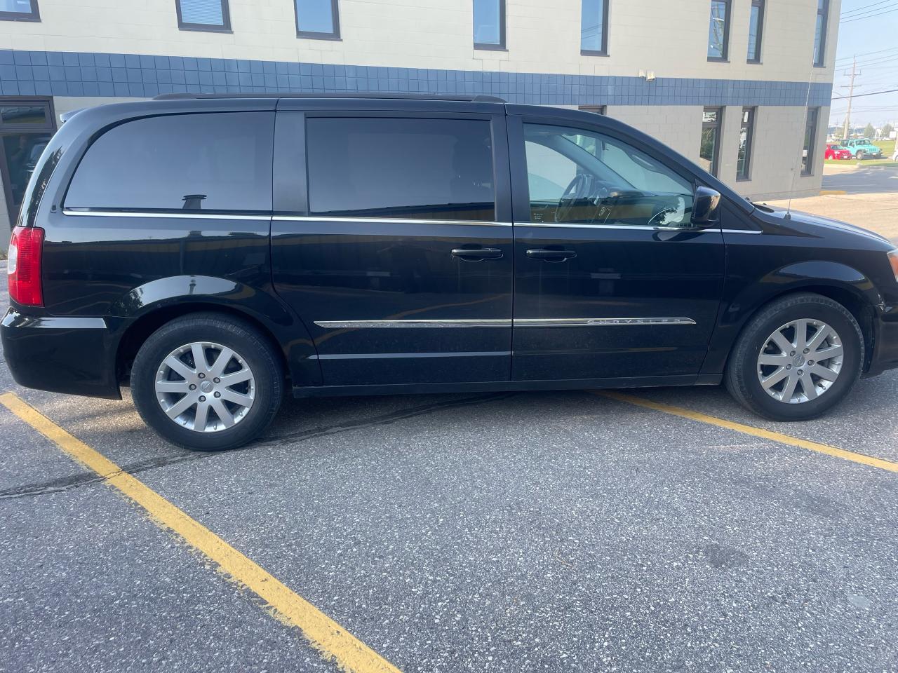2015 Chrysler Town & Country TOURING - Photo #4