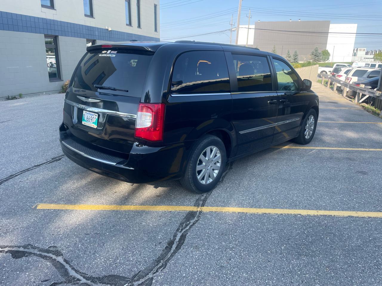 2015 Chrysler Town & Country TOURING - Photo #5