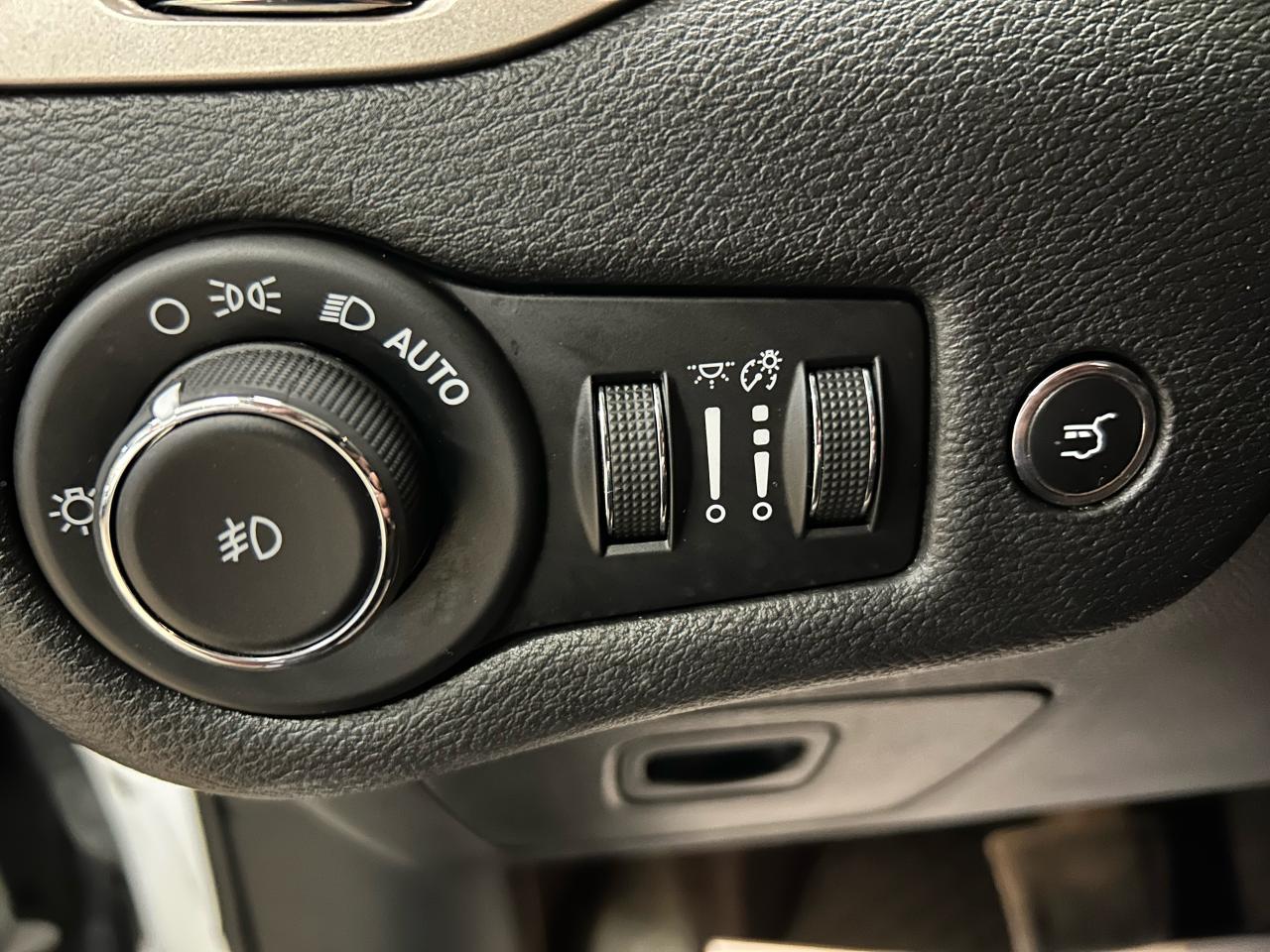2017 Jeep Cherokee North - Photo #13