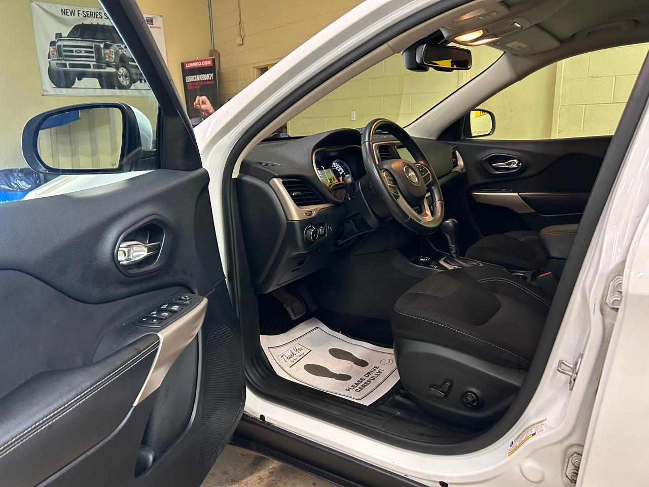 2017 Jeep Cherokee North - Photo #8