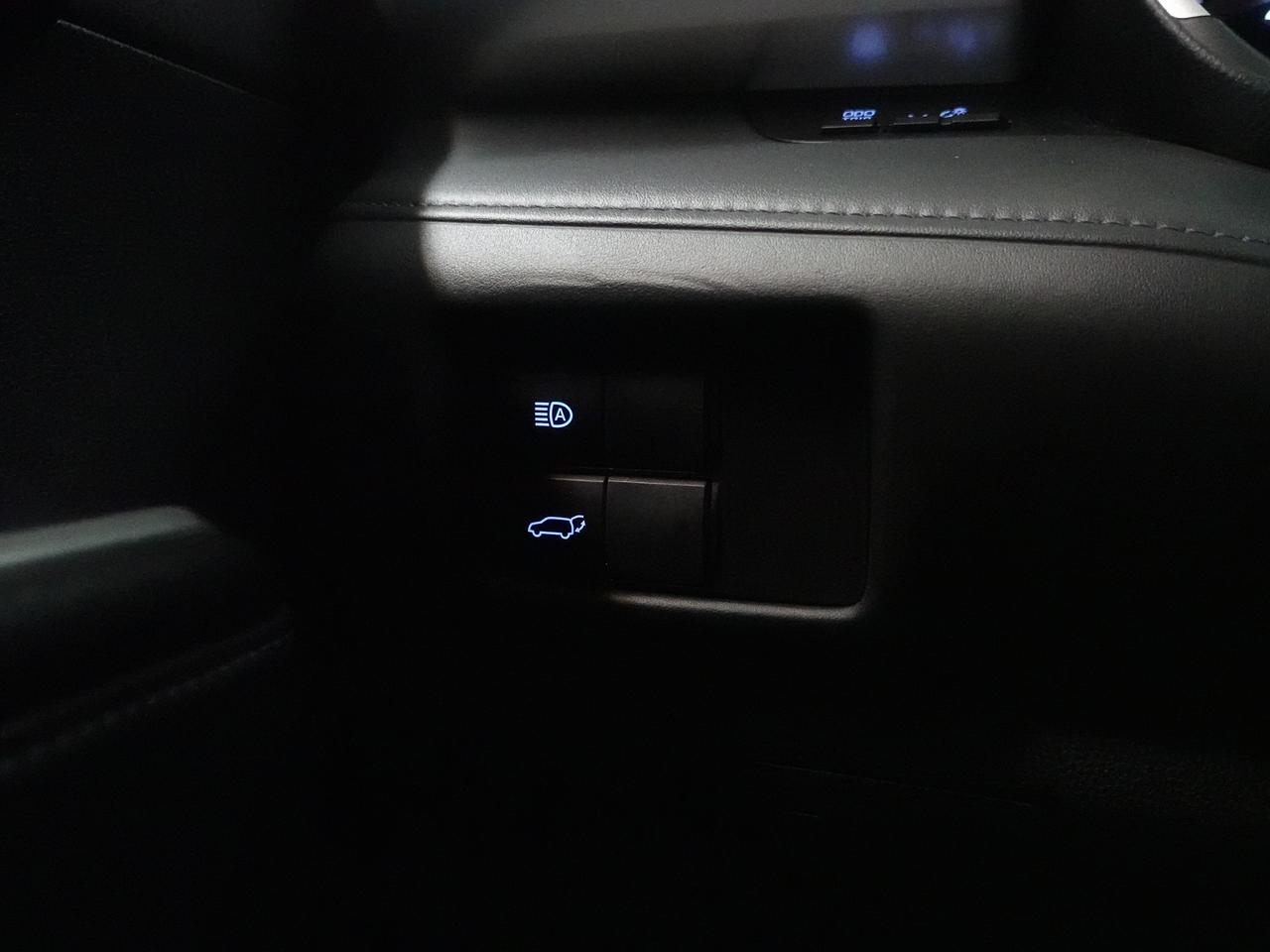 2020 Toyota Highlander XLE | AWD | Leather | Sunroof | BSM | CarPlay Photo