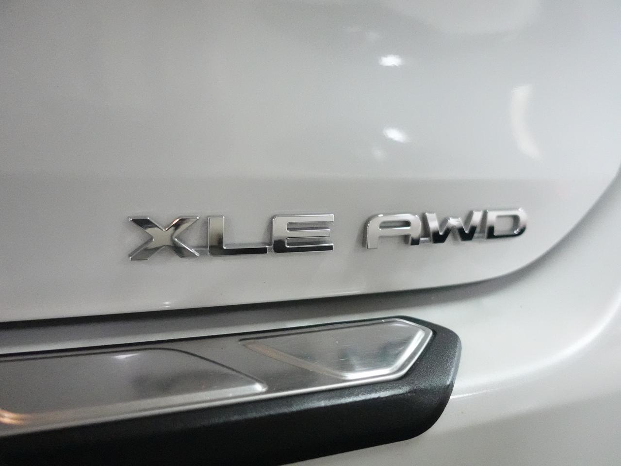 2020 Toyota Highlander XLE | AWD | Leather | Sunroof | BSM | CarPlay Photo