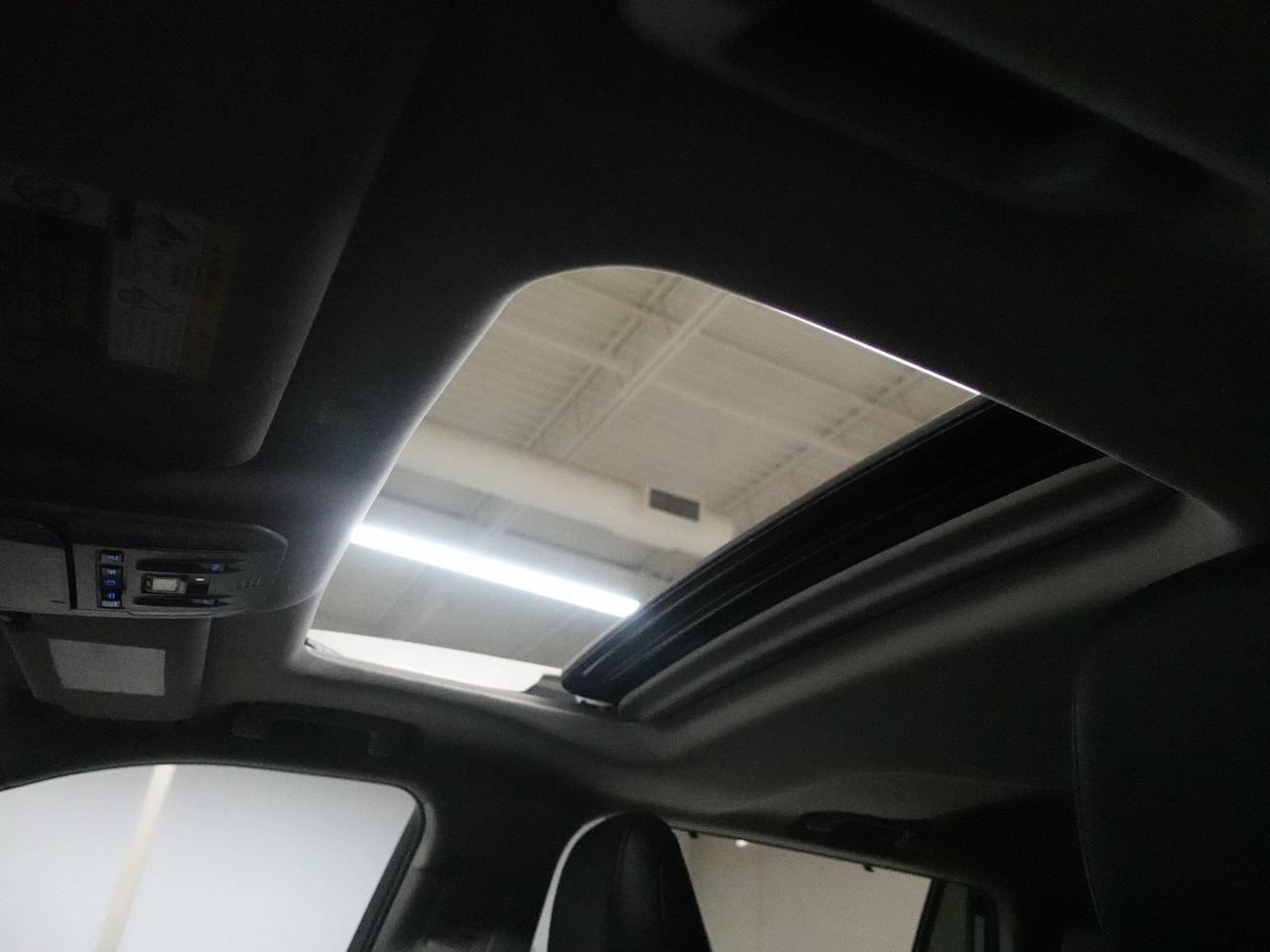 2020 Toyota Highlander XLE | AWD | Leather | Sunroof | BSM | CarPlay Photo