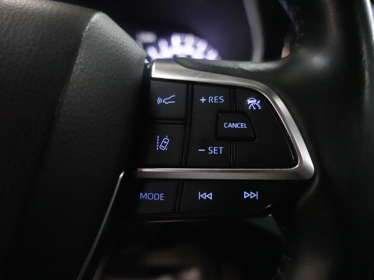 2020 Toyota Highlander XLE | AWD | Leather | Sunroof | BSM | CarPlay