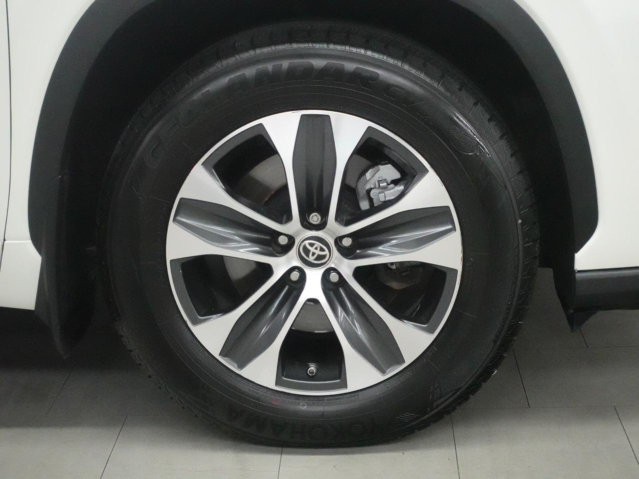 2020 Toyota Highlander XLE | AWD | Leather | Sunroof | BSM | CarPlay