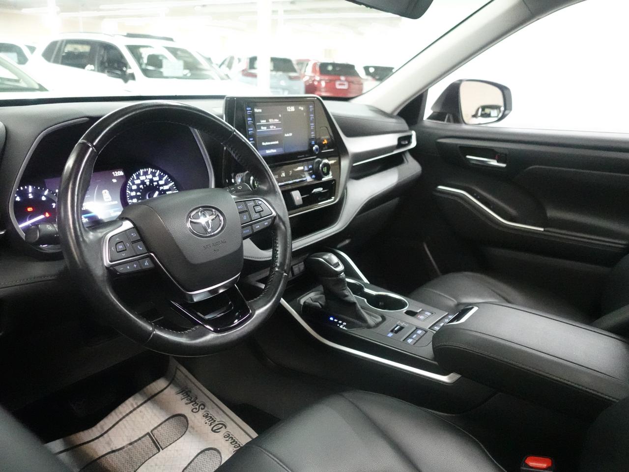 2020 Toyota Highlander XLE | AWD | Leather | Sunroof | BSM | CarPlay