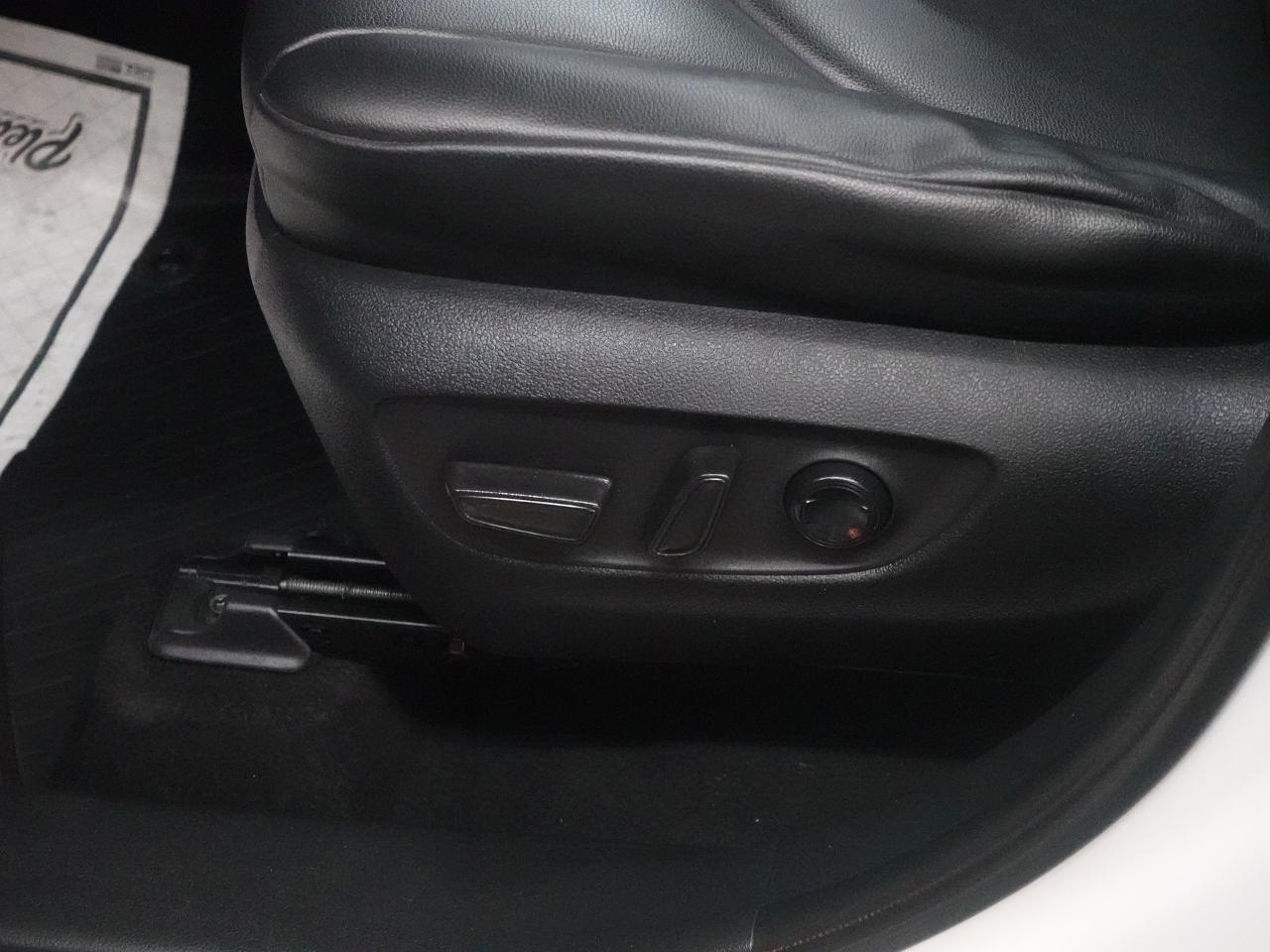 2020 Toyota Highlander XLE | AWD | Leather | Sunroof | BSM | CarPlay Photo